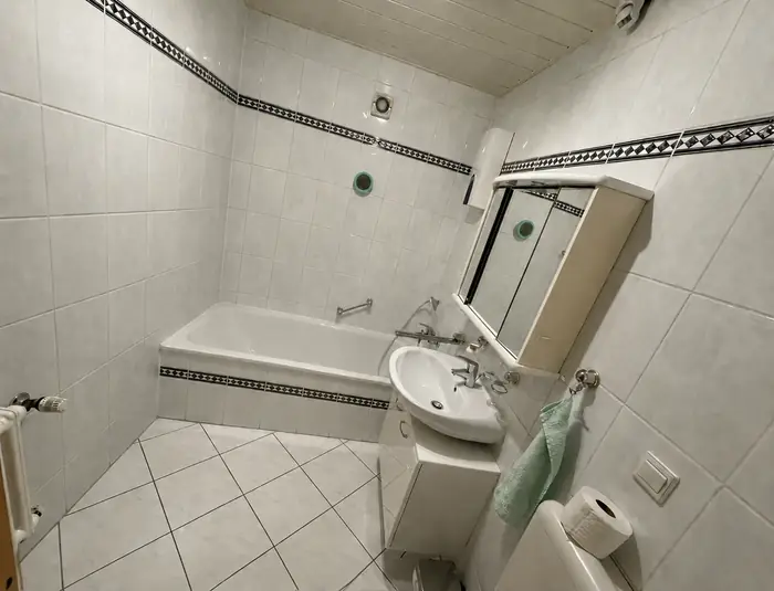 Bad mit Badewanne Dusche und WC in der Monteurunterkunft Duisburg
