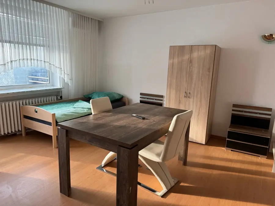 Schlafzimmer mit Einzelbetten und Smart-TV in der Monteurwohnung Duisburg